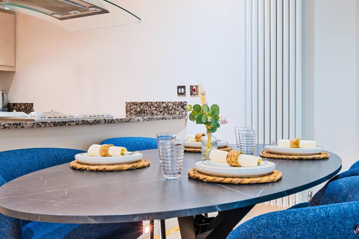 Apartamento Canary Wharf Balcony & Waterfront 2-bed, 2-bath Londres