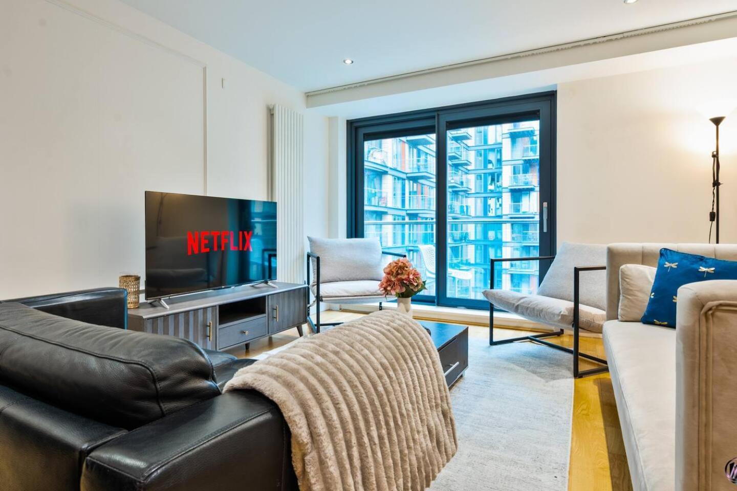 Canary Wharf Balcony & Waterfront 2-bed, 2-bath Apartamento *