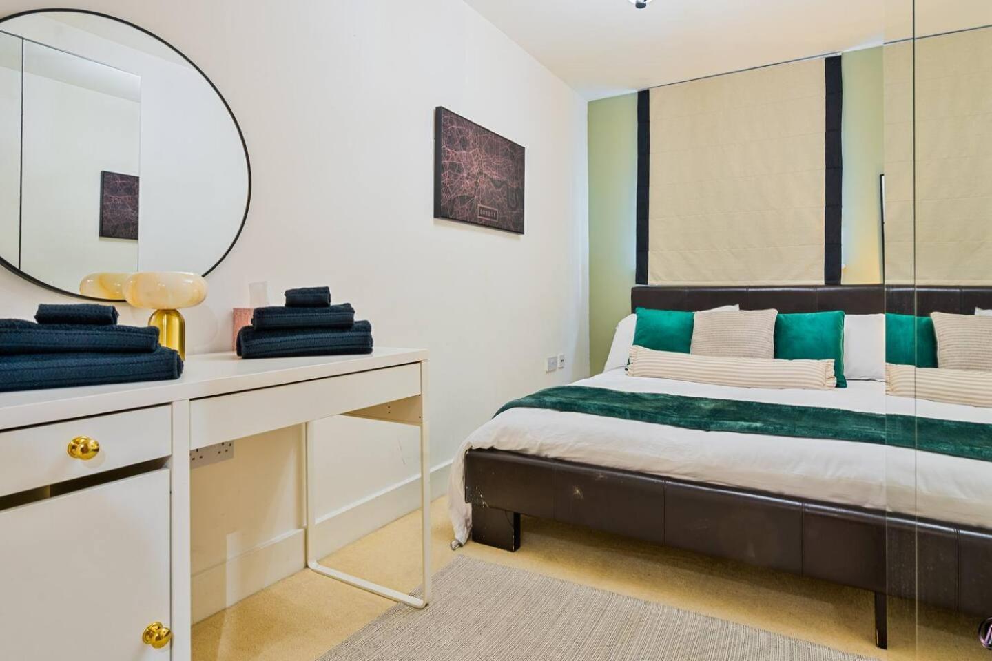 Canary Wharf Balcony & Waterfront 2-bed, 2-bath Apartamento